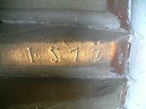Treppenstufe mit der eingemeiselten Jahreszahl 1512