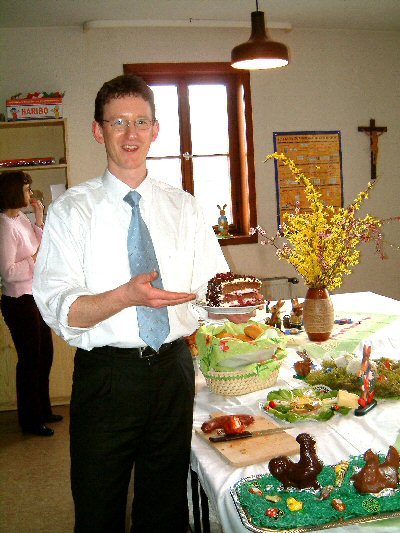 Pfarrer Heinemann mit Schwarzwälder Kirschtorte