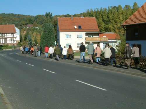 Die Gruppe marschiert zur Schloss-Mühle